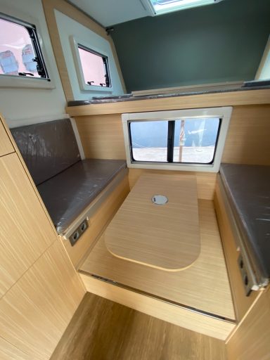 Sitzgruppe im Pickup Camper mit klappbarem Tisch