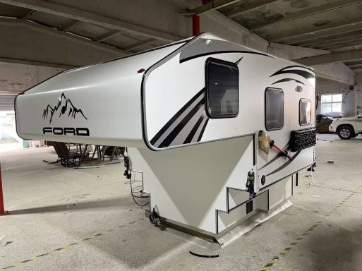 Campers des Typs Ford, auf einem Parkplatz unter einem Betonboden mit grauem Bodenbelag.