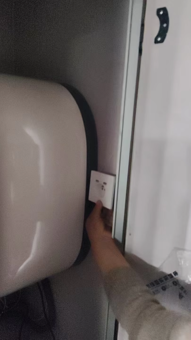 Mini Waschmaschine passt gut sogar in kleinen Raum des Badezimmers/WC