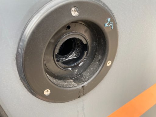 Pickup Camper Außenklappe zum Befüllen des Wassertanks Wohnkabine Morrell Campers