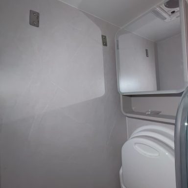 Wandspiegelschrank und klappbares Waschbecken im Camper