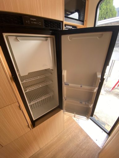 2 Liter Kühlschrank mit Gefrierfach im Pickup Camper