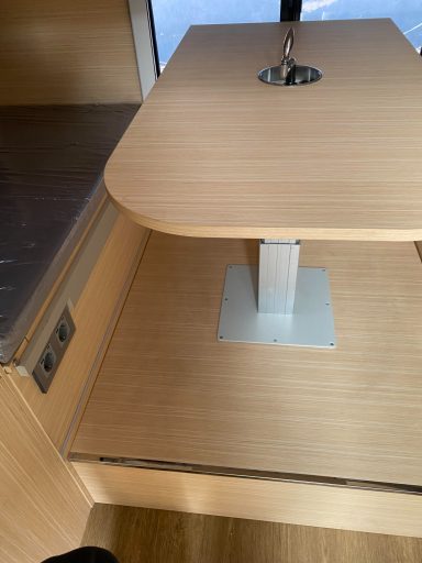 Drehbarer Tisch im Pickup Camper, nach oben und unten klappbar
