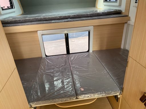 Umbau der Sitzgruppe im Pickup Camper zu einem Bett für eine dritte Person