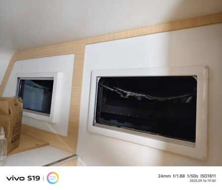 Zwei rechteckige Fenster in einer hellen Wand, eines ist beschädigt.