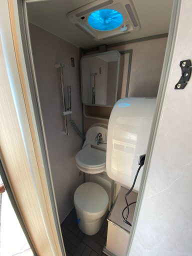 Badezimmer im Pickup Camper mit Mini Waschmaschine mit Trockner, Toilette, klappbarem Waschbecken, Dusche, Ventilator und Spiegelschrank
