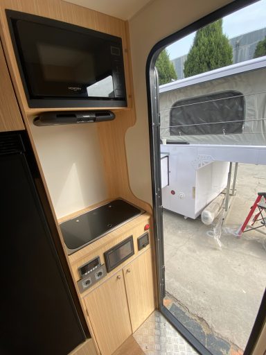 Dometic Abzugshaube und Mikrowelle mit Grillfunktion im Pickup Camper