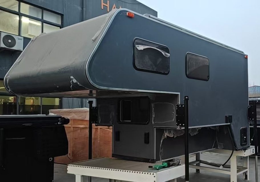 Graue Oberfläche mit beschädigtem Material und Klebebandresten.