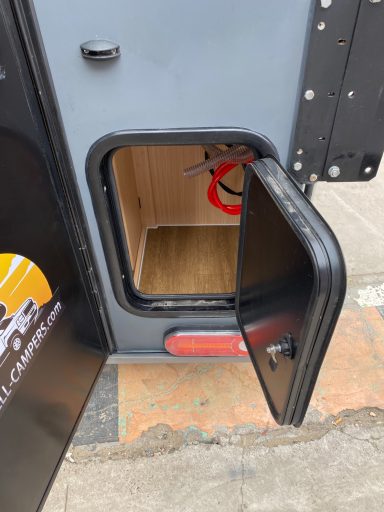 Pickup Camper Rückseite mit Zugang zum Gasflaschenfach für zwei Gasflaschen Wohnkabine Morrell Campers