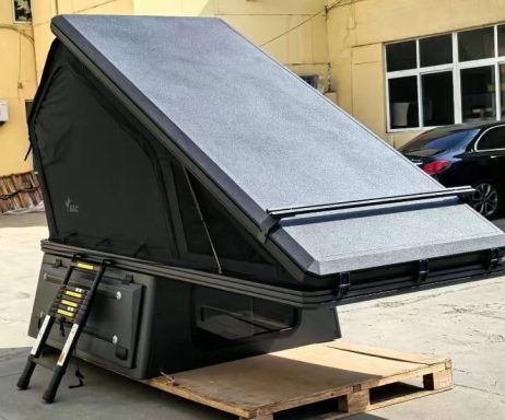 Schwenkbare Abfallsammelstelle mit geneigtem Deckel auf einer Holzpalette.