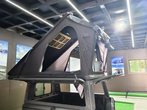 Dachzelt auf einem Fahrzeug mit geöffnetem Dach und seitlichen Fenstern.