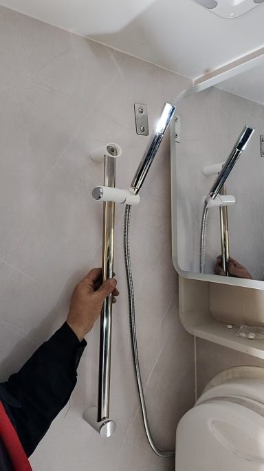 Duschstange im Camper-Bad – Hochwertige Befestigung für Dusche & WC