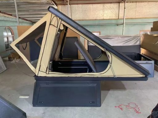 Dachzelt mit spitzem Design und Fensteröffnungen, montiert auf einer Basis.