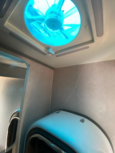 Toilette im Pickup Camper mit klappbarem Waschbecken, Spiegelschrank und Ventilator