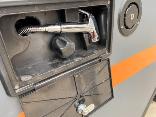 Pickup Camper Außen Dusche mit warmem und kaltem Wasser Servicefach Wohnkabine Morrell Campers
