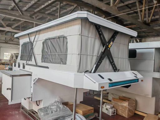 Faltcampinganhänger mit Aufstelldach, Fenstern und Stauräumen.