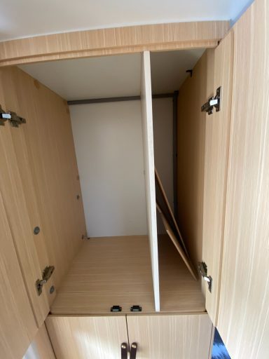 Viel Stauraum in Schränken für persönliche Sachen und Campingutensilien im Pickup Camper