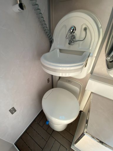 Toilette im Pickup Camper mit Wasserabfluss und klappbarem Waschbecken