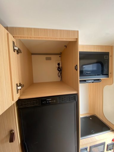 Geräumige Schränke im Pickup Camper für persönliche вещи und Campingausrüstung

Beschreibung: Praktisch