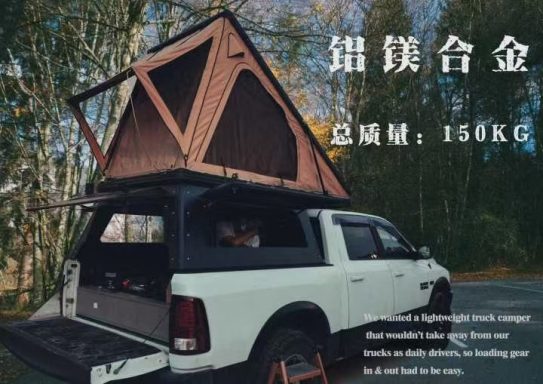 Ein weißer Pickup mit einem aufklappbaren Dachzelt auf der Ladefläche im Freien.