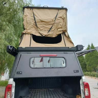 Ein Pickup mit einem geöffneten Zeltaufbau auf der Ladefläche.