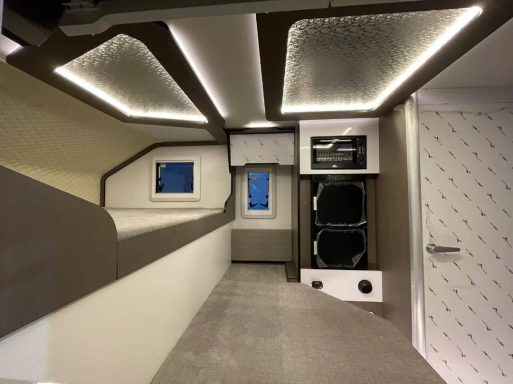 Moderner Raum mit hellen LED-Leuchten, Fenstern und Platz für Geräte.