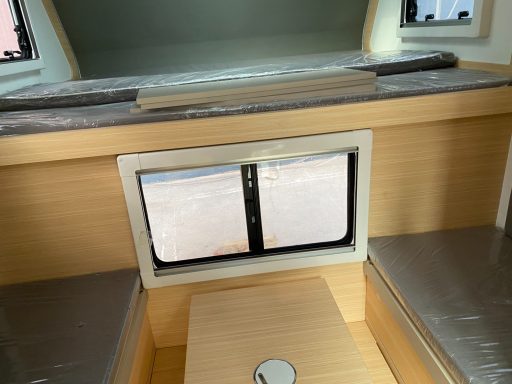 Fenster von der Sitzgruppe Richtung Fahrerkabine im Pickup Camper
