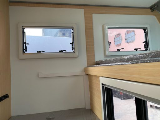 Sechs Fenster im Pickup Camper für viel Licht und frische Luft