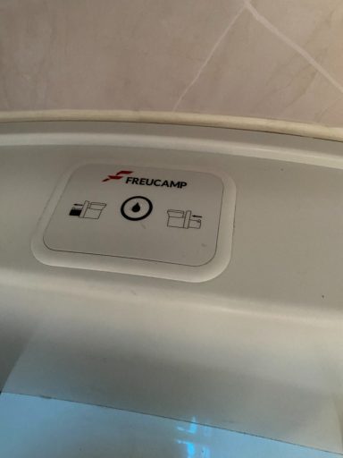WC im Pickup Camper mit elektrischer Steuerung und Kontrolle
