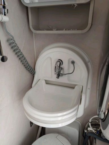 Ausklappbares Waschbecken im Bad – platzsparende Lösung für kleine Badezimmer in Wohnkabine