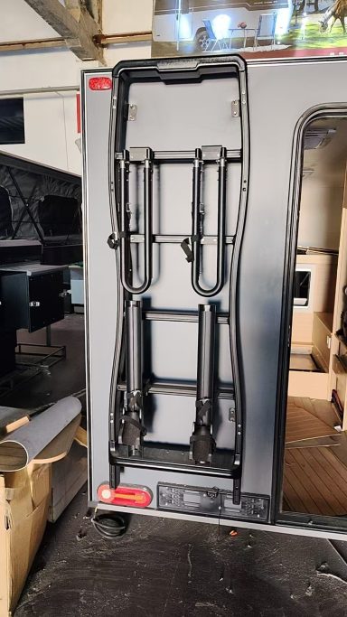 Vertikaler Fahrradträger auf Wohnkabine montiert