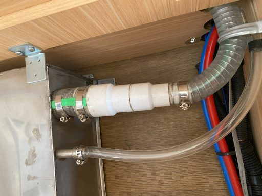 80 Liter Edelstahl Frischwassertank im Pickup Camper für WC und Dusche