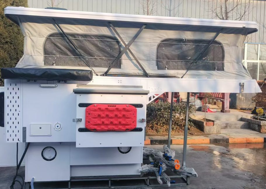 Mobiles Campingfahrzeug mit Aufstelldach und Kochbereich 