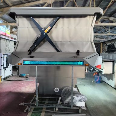 Blick auf eine graue, klappbare Structure mit einer blauen Beleuchtung unten.