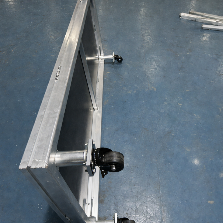 Graue Dachreling FIAMMA auf einem weißen Fahrzeug