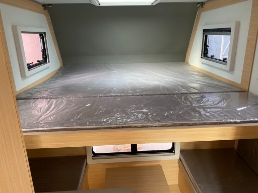Ausziehbares Alkovenbett im Pickup Camper bis 200x200 cm für zwei Personen