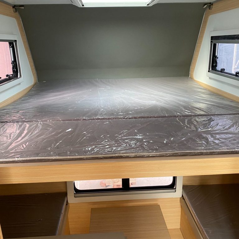 Ausziehbares Bett in der Wohnkabine