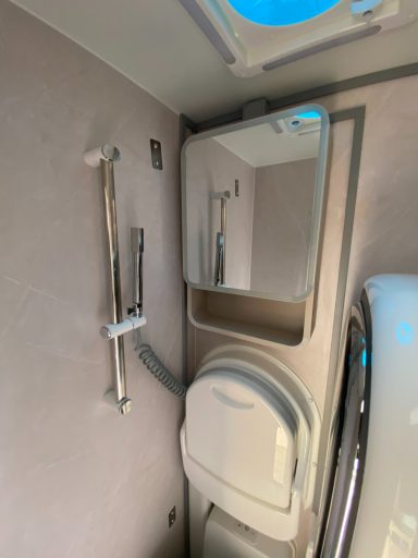 Toilette im Pickup Camper mit klappbarem Waschbecken und Spiegelschrank