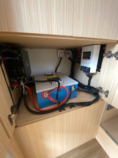 Elektronikfach im Pickup Camper mit Batterie, Inverter und Solar-Auto Ladecontroller