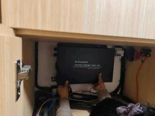 Einbau des Solarcontrollers und DC-DC-Boosters mit automatischer Umschaltung zwischen Solarladung und Fahrzeugladung im Camper.