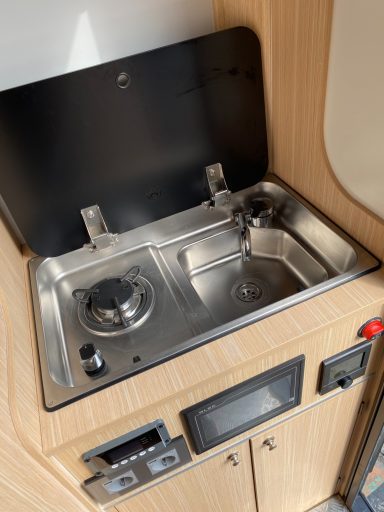 Küchenbereich im Pickup Camper mit Gaskocher, Spüle und Steuerungselementen