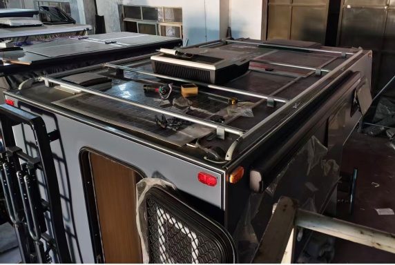 FIAMMA Dachgepäckträger auf Wohnkabine montiert