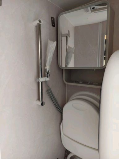 Klappbares Waschbecken als praktische Raumwunder-Lösung im Badezimmer