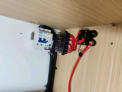 Komponenten des Elektro­netzes in der Wohnkabine – Übersicht & Ausstattung