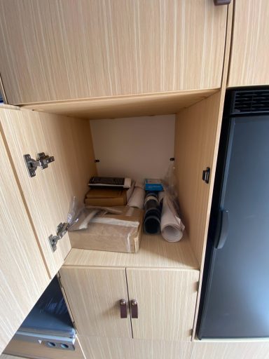 Geräumige Aufbewahrungsschränke im Pickup Camper für persönliche Dinge und Campingbedarf