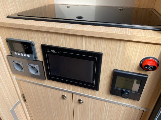 Küchenbereich im Pickup Camper mit Gasherd, Waschbecken und Control Panels